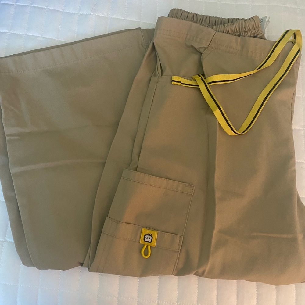 Wonder wink khaki scrub pants M